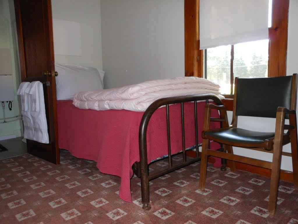 Katahdin Cabins Hotel Millinocket Exterior foto