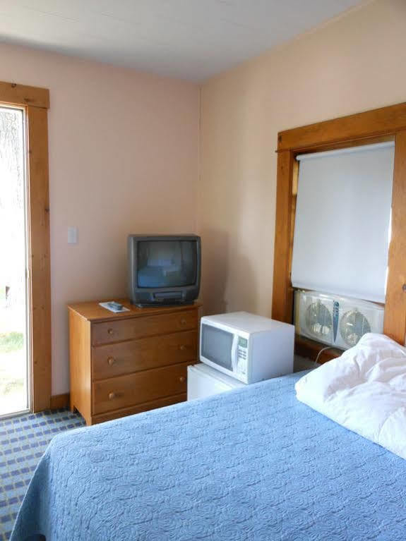Katahdin Cabins Hotel Millinocket Exterior foto